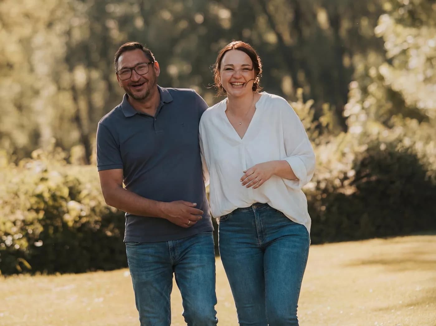 Dominik und Sabrina von Wienen Media auf einer Wiese im Abendlicht