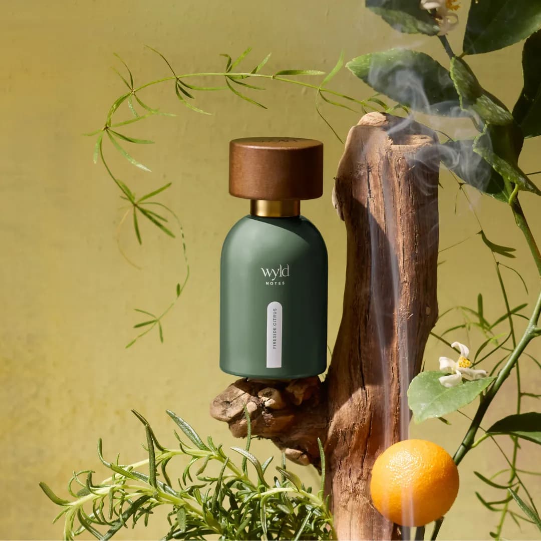 Fireside Citrus von Wyld Notes an einem Ast mit Rosmarin, Mandarine und feinem Rauch